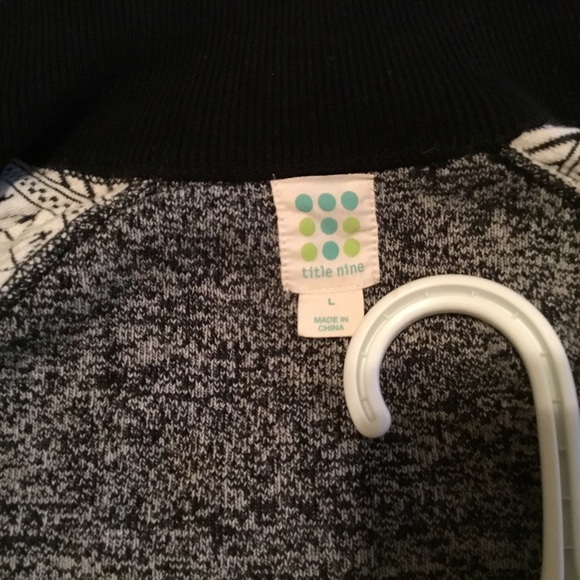 Title Nine black and white merino wool blend sweater Aztec print sleeves - Picture 12 of 13